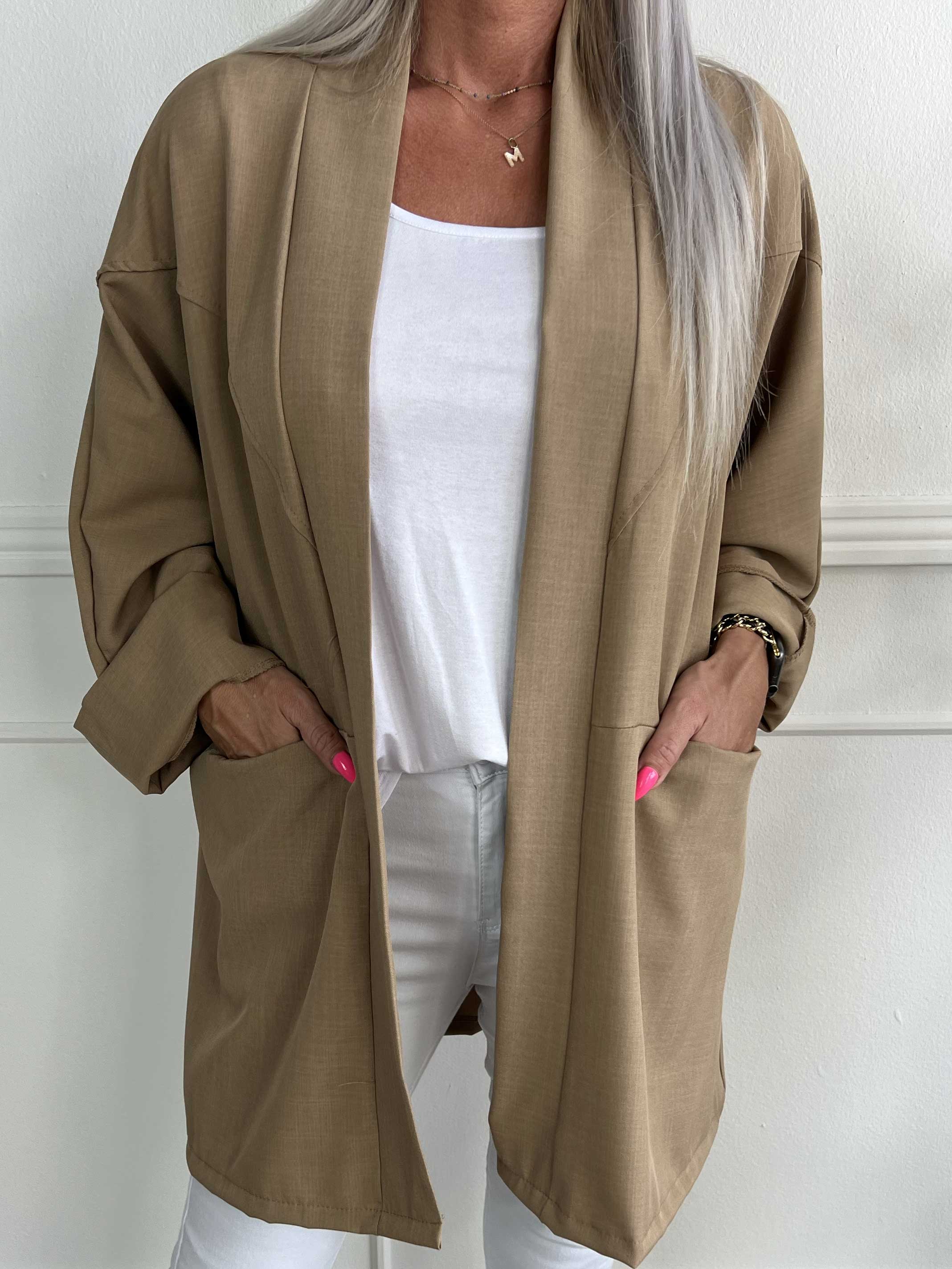 Annah Light Short - Oversized jakke med tydelige syninger og lommer